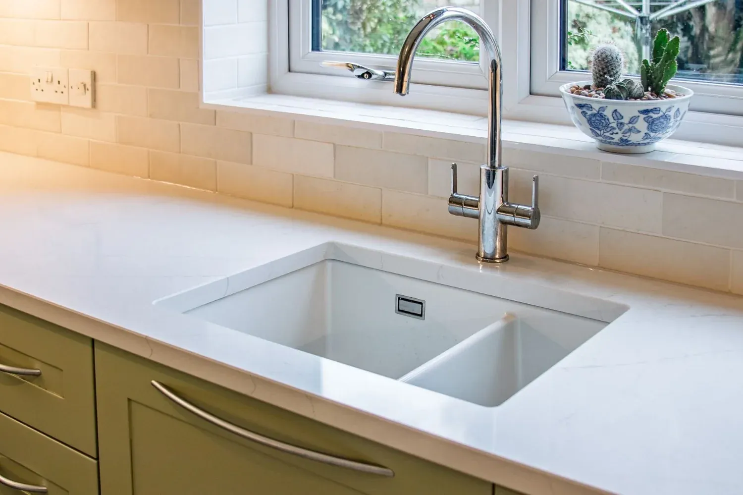 REPLACING DARK GRANITE WITH A LIGHT QUARTZ