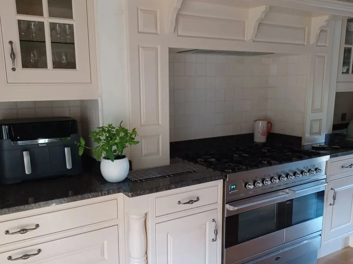 Sprayed kitchen doors and cabinet frames in a soft painted finish