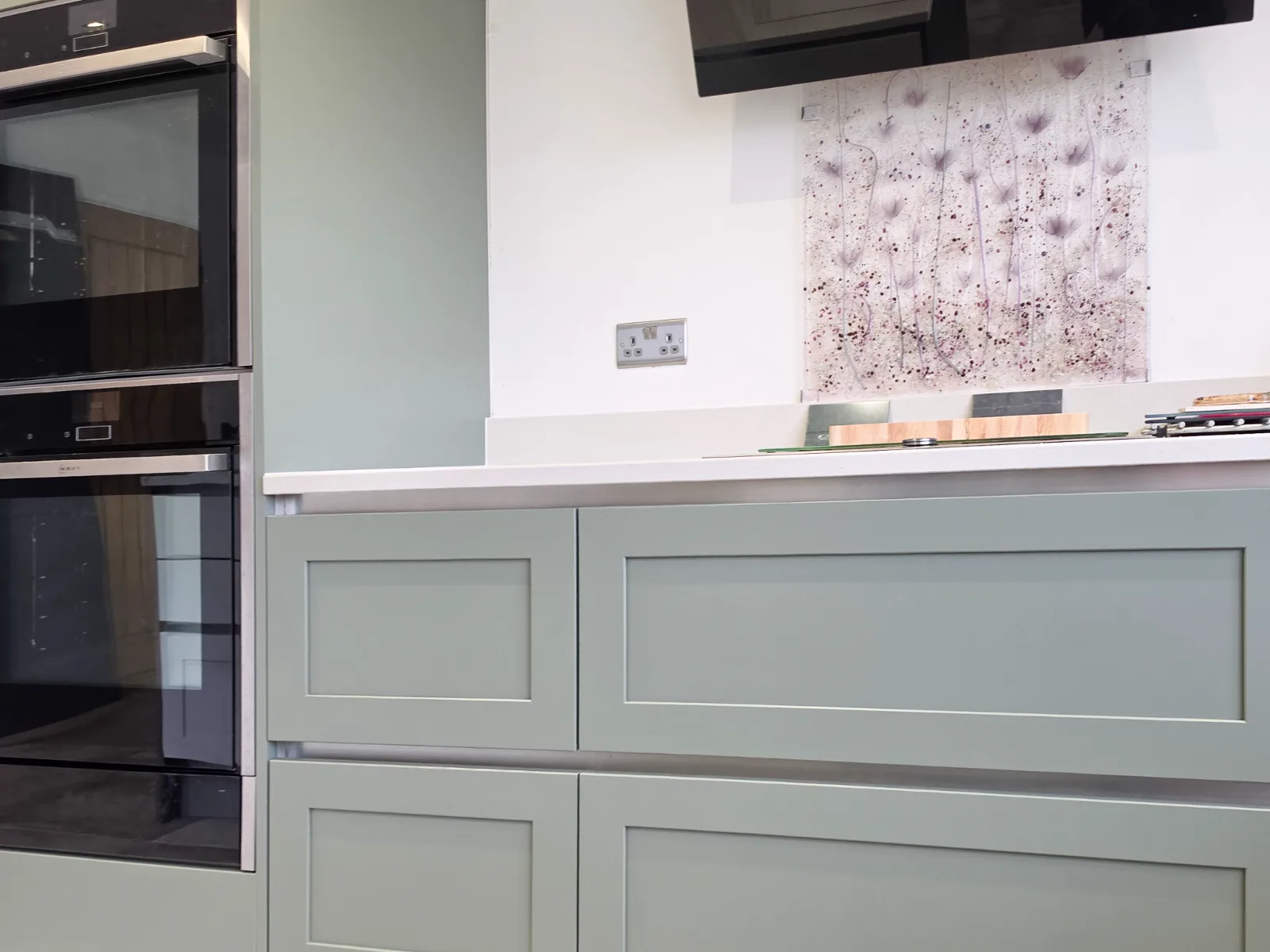 A modern kitchen fitted with Shaker handleless doors and drawer fronts and an integrated rail system.