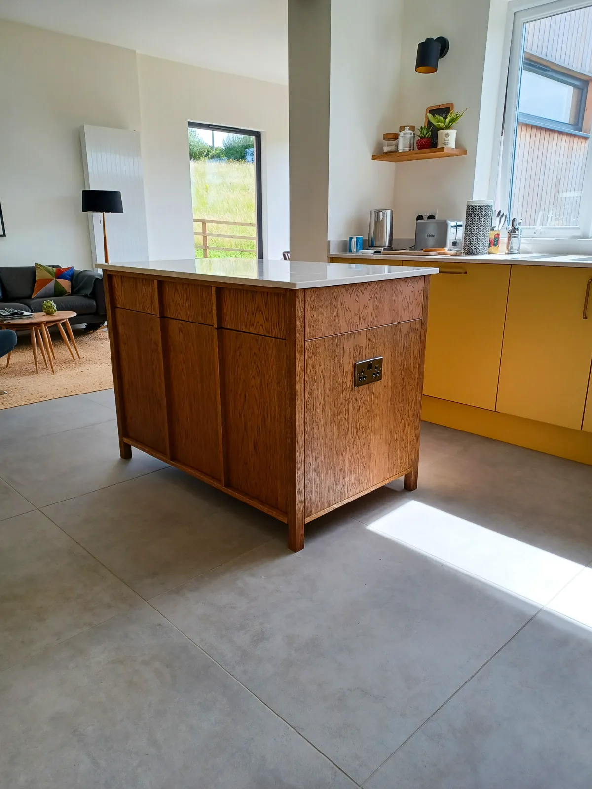 Easy walkway access through the space.