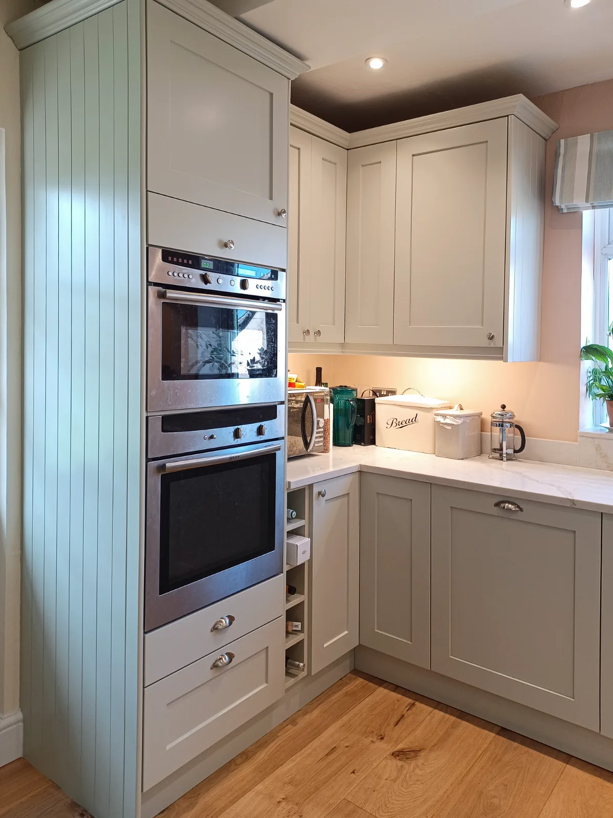 A simple Shaker style was chosen.