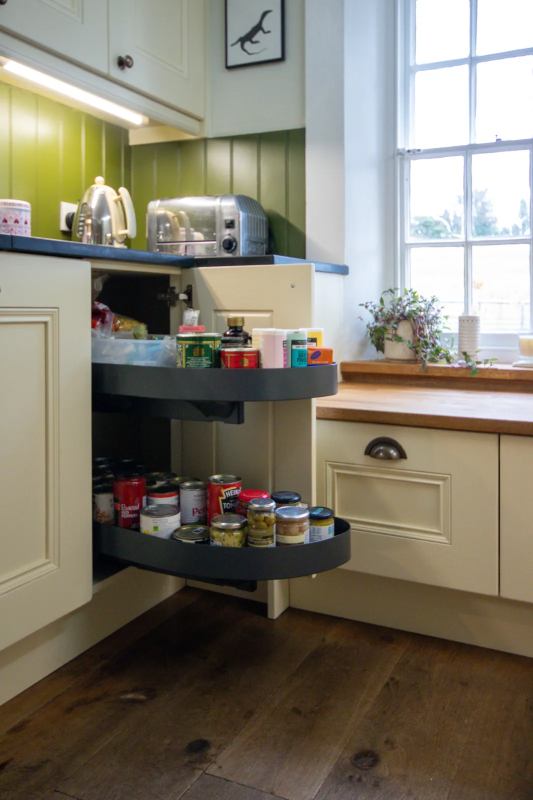 New corner cupboard swing-out mechanism