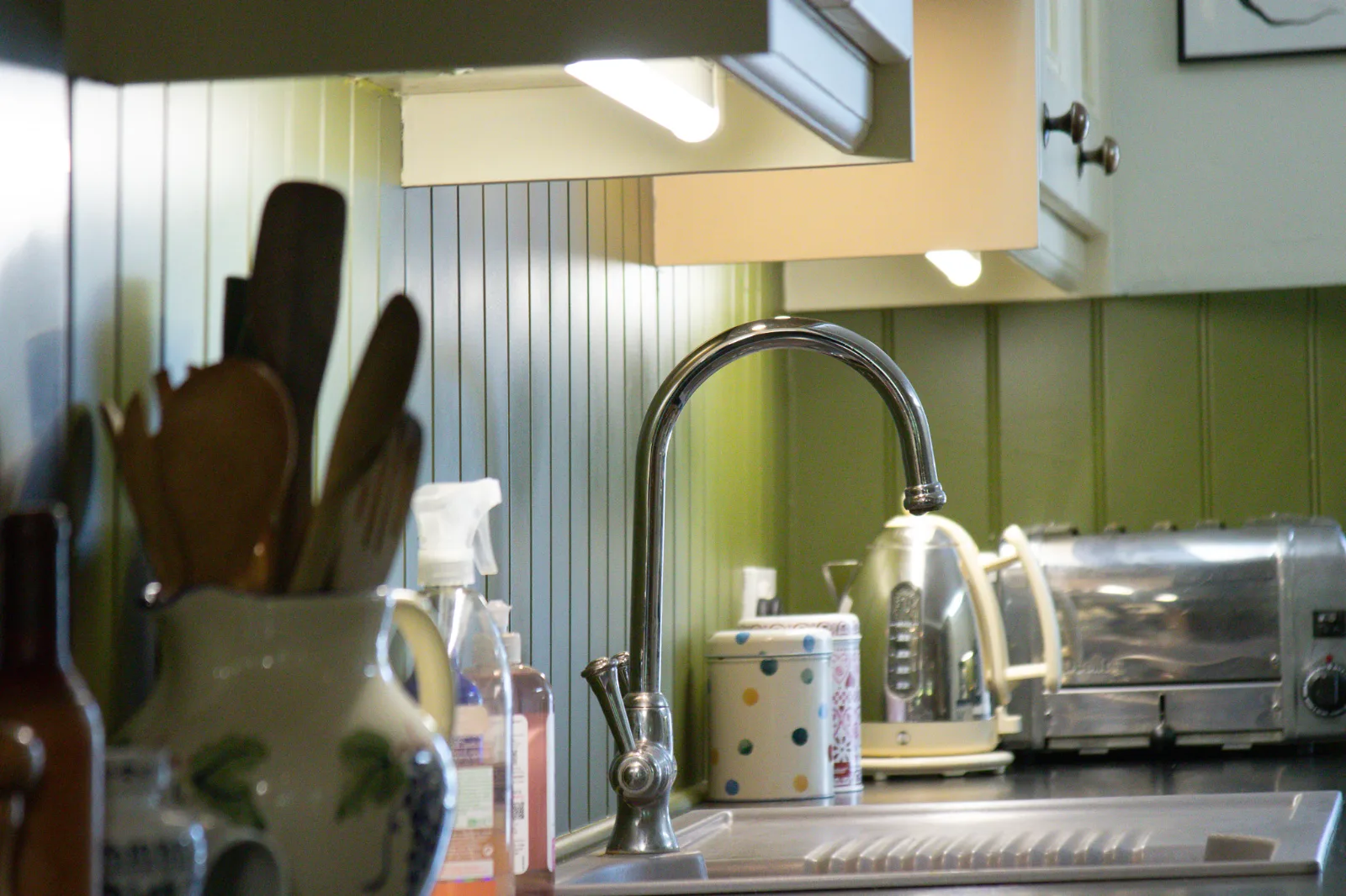 Improved under-cabinet lighting