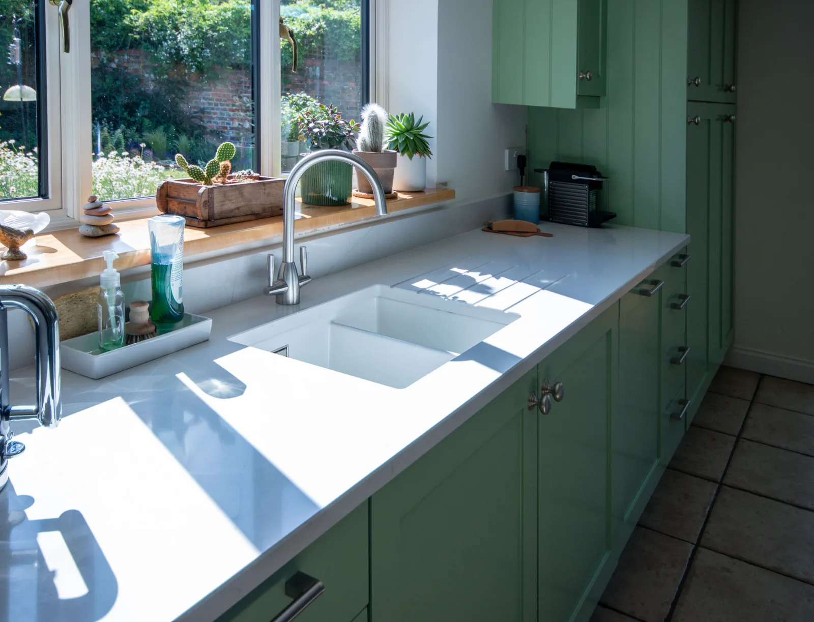 Undermount sink.